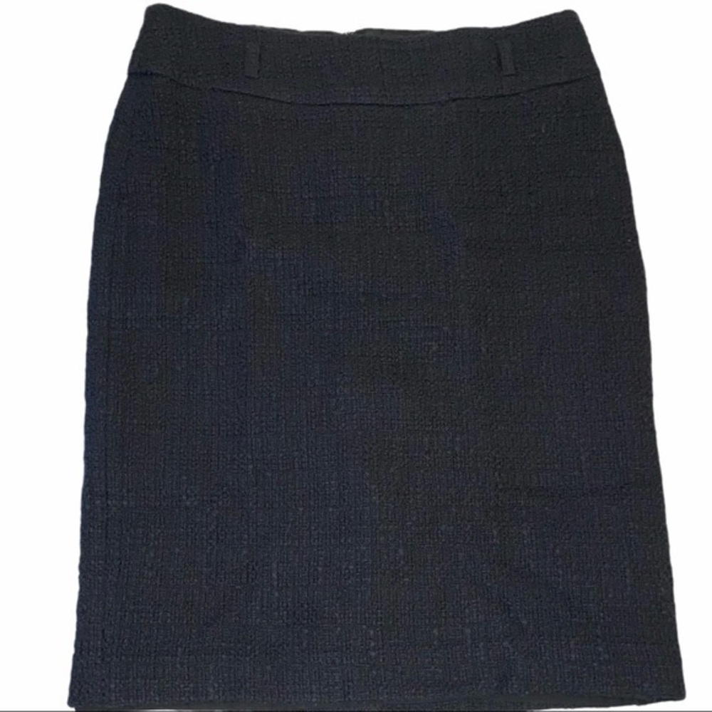 White House Black Market size 2 black knee length Cotton boucle’ pencil skirt